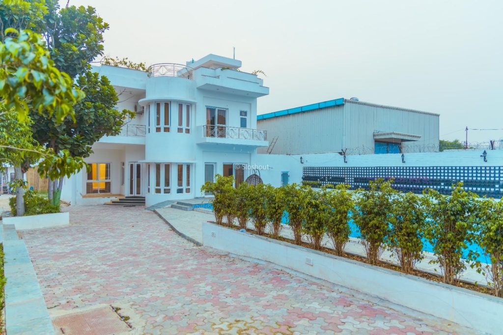 Chaitanya Farm with pool 