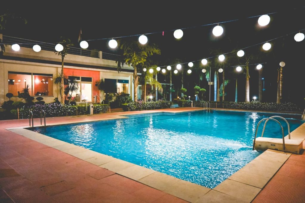 farmhouse with swimming pool on rent