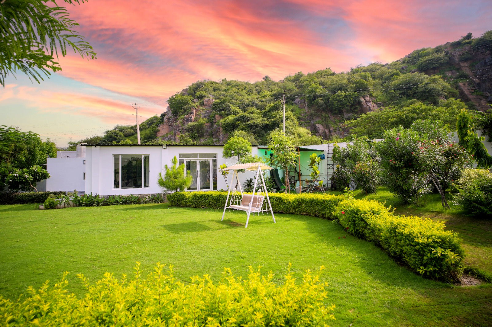 Why Choose a Farmhouse for Party in Gwal Pahari?