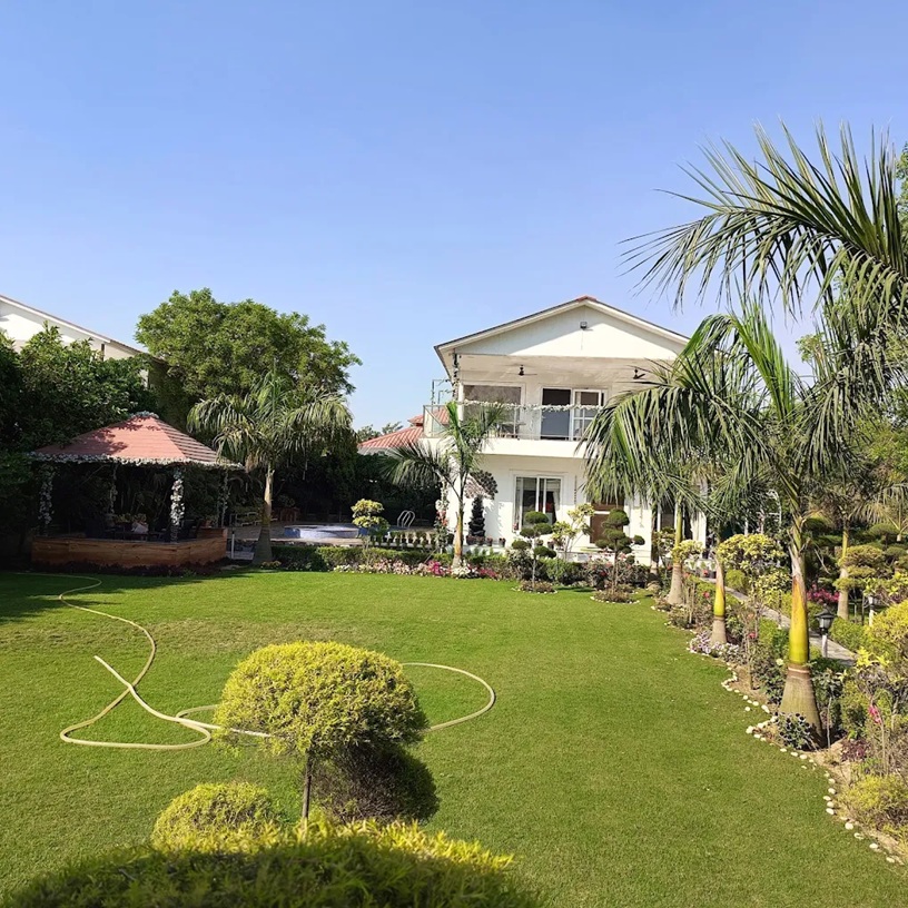 Royal Orchid Farmhouse (Noida)